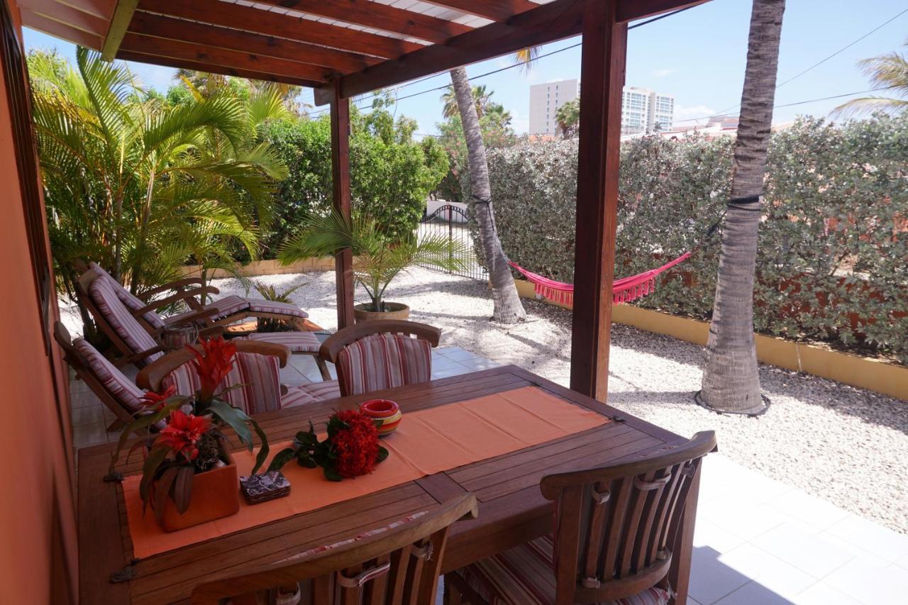 Carinas Studio Apartments Palm Beach Eksteriør bilde